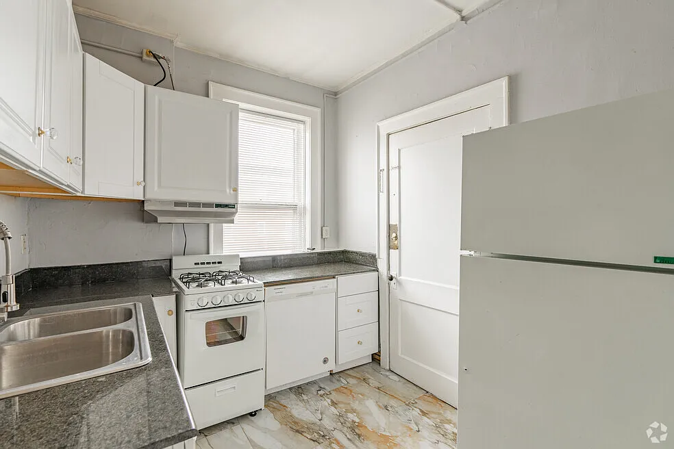 Colonial Apartments — Photo 4