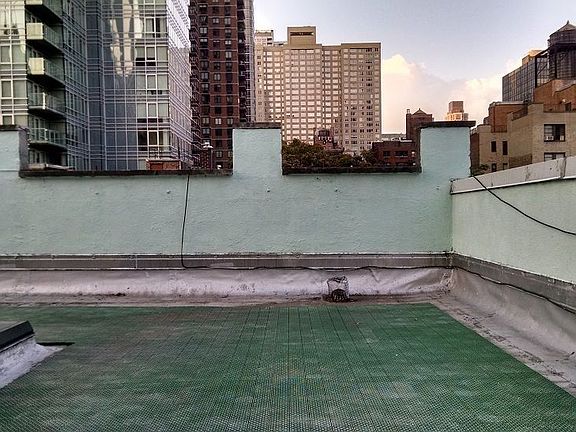 4th image of 306 E 52nd St