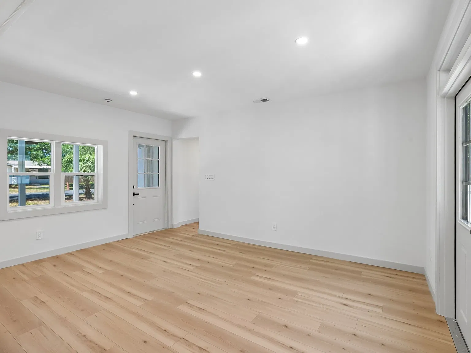 3 bed, 896 sqft, $2,650 — Photo 3