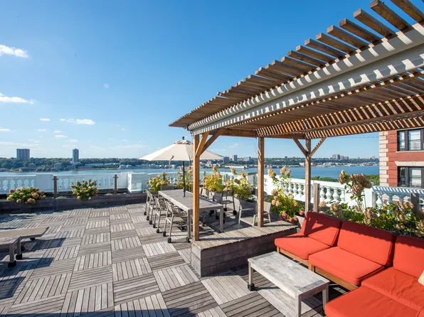 194 Riverside Drive image 22 of 26