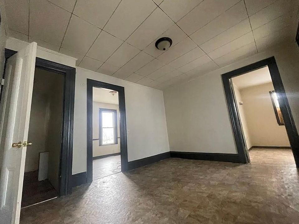 2nd image of 127 Avenue St E