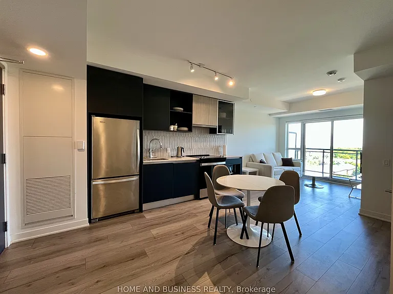 395 Dundas St W #816 — Photo 4
