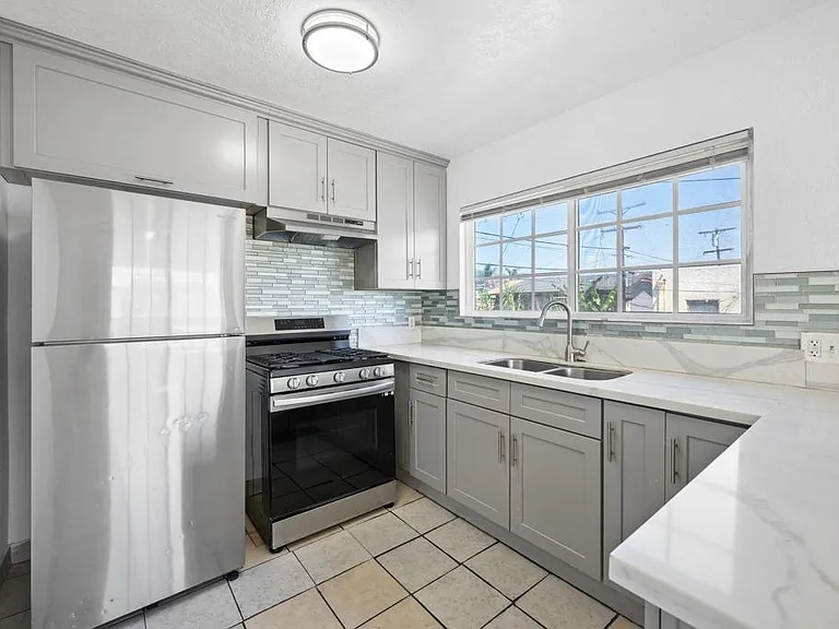 3652 44th St — Photo 2