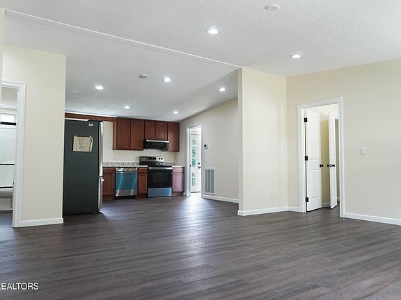 4th image of 425 Abbott Rd