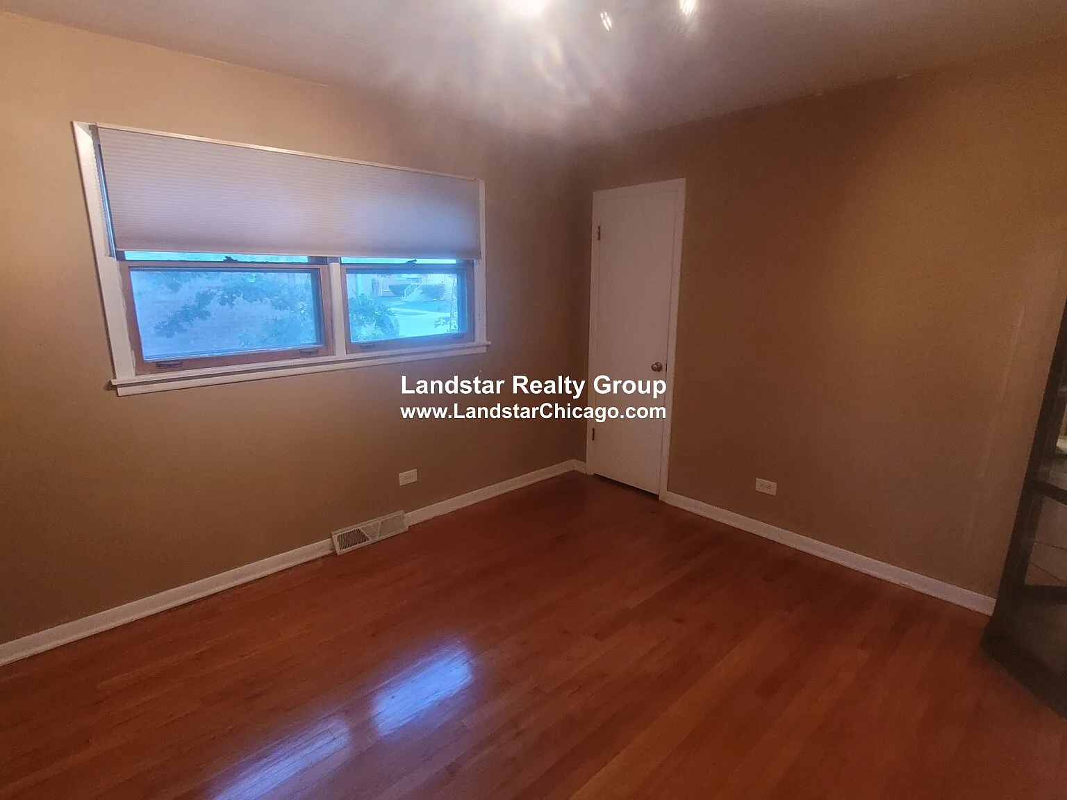 3 bed, 1.0 bath, 1300 sqft, $2,300 — Photo 4