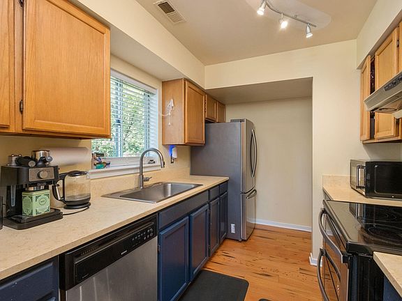 3rd image of 1256 Maple View Dr