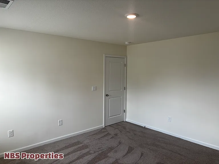 935 Utopia Ln — Photo 27