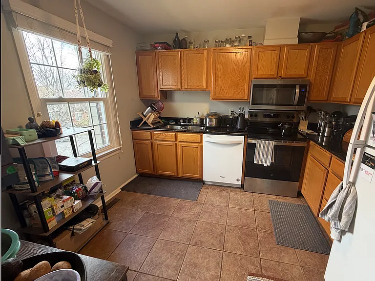101 Southampton Ct — Photo 3