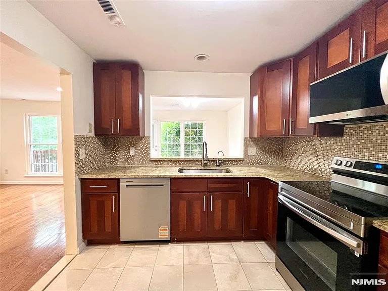 555 Ridge Ln — Photo 11
