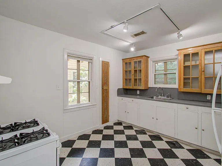 1428 Wentworth St #1 — Photo 6