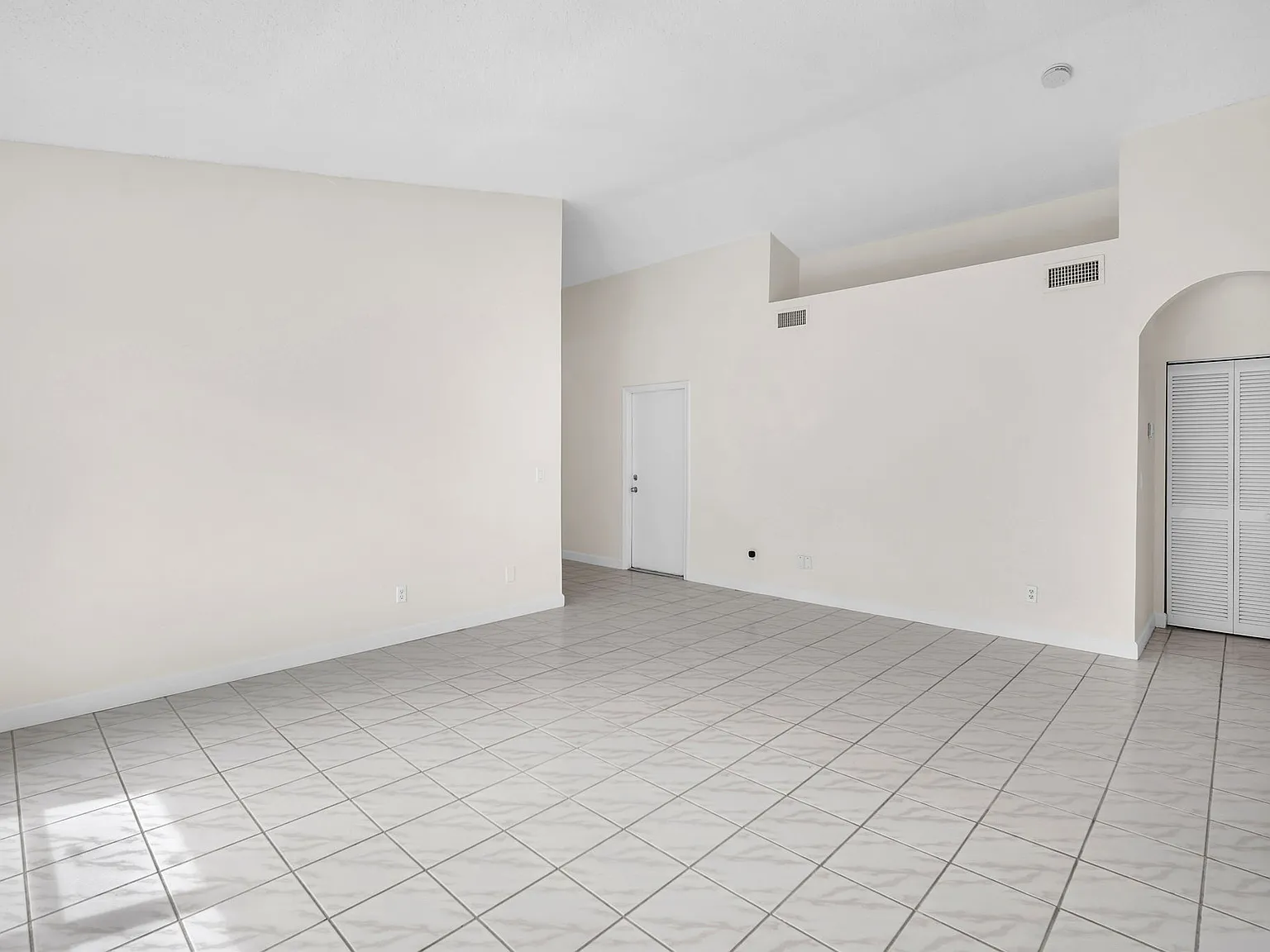 3 bed, 1370 sqft, $3,300 — Photo 4