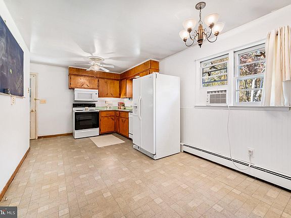 5th image of 16811 Ridge Rd