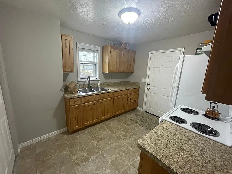164 N 300 E #B — Photo 8