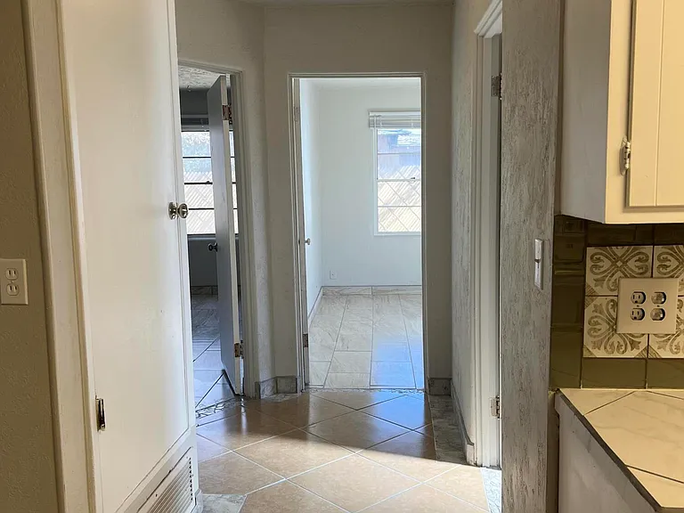406 N 1st Ave — Photo 13