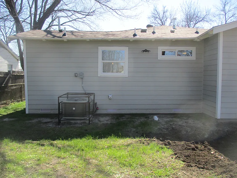 1718 NW Dallas St — Photo 22