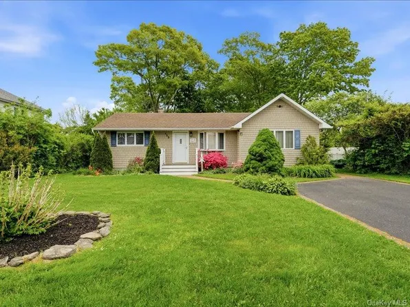 123 Meroke Lane, East Islip, NY 11730