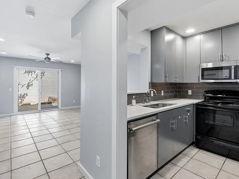 2122 Hancock Dr #121 — Photo 2