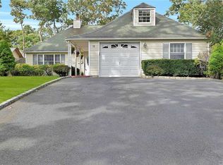 199 Sunflower Ln, Islandia, NY 11749