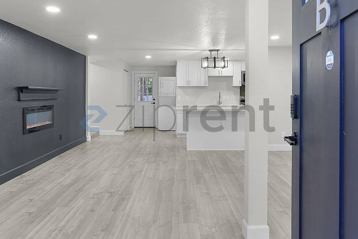 2 bed, 988 sqft, $2,400 — Photo 3