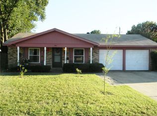 7464 Meadowcrest Dr, Fort Worth, TX 76112