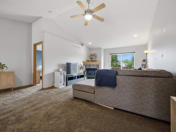 3rd image of 1410 Gentry Ln