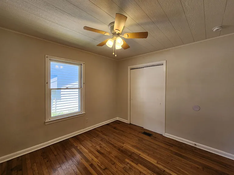 554 Lee St — Photo 17