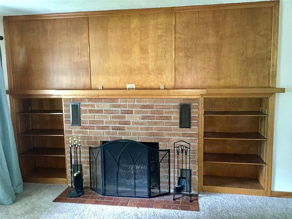 Fireplace and Built in Book Shelves in Living Room