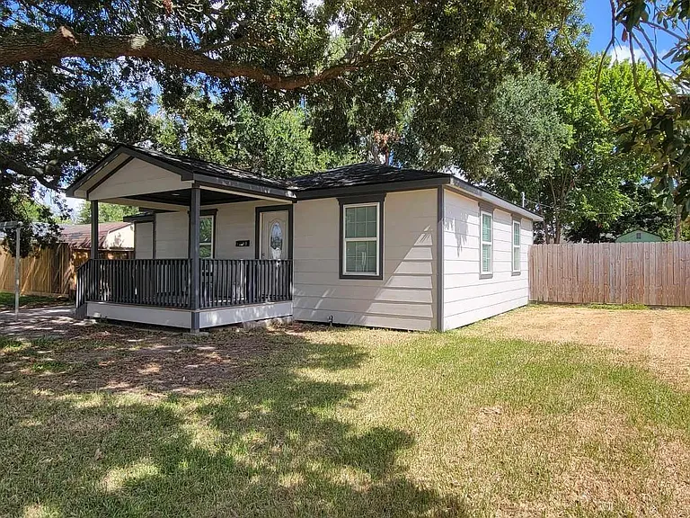 7409 Valeda Dr — Photo 2