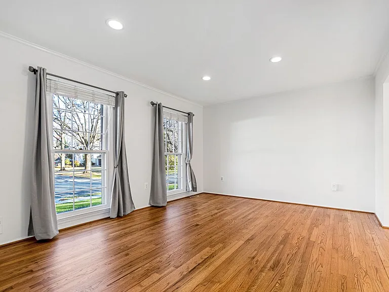 17020 Briardale Rd — Photo 3