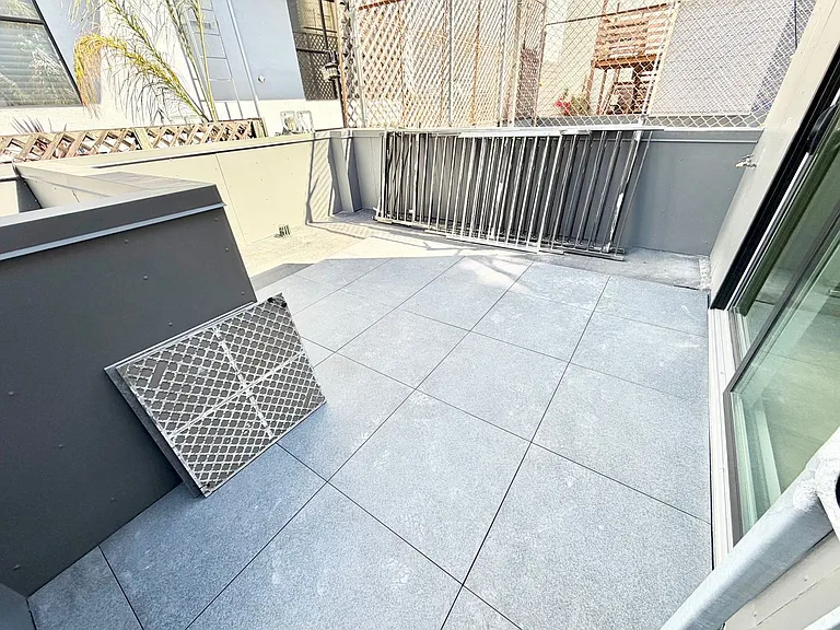 1256 Howard — Photo 32