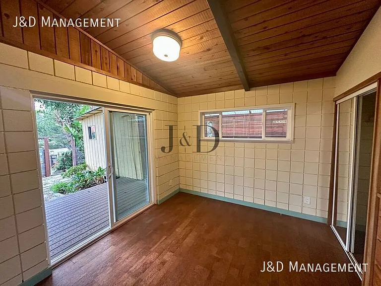 2031 Crest Dr — Photo 12