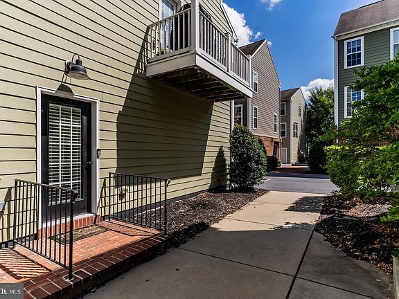 4th image of 131 Putnam Way