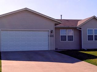 10334 Hawks Pointe Trl, Roscoe, IL 61073