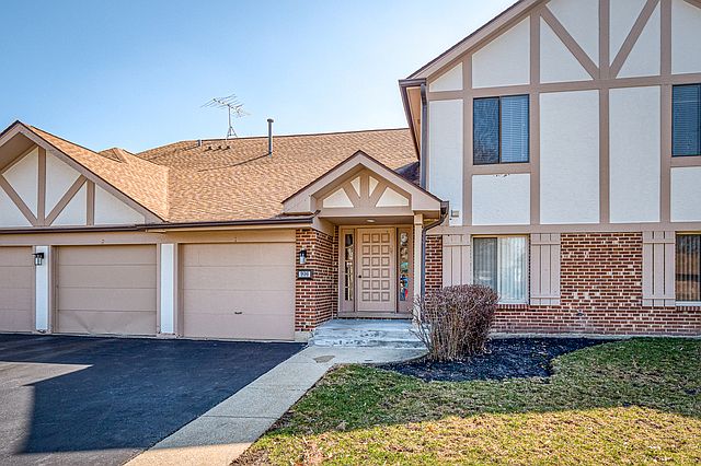1st image of 936 Surrey Dr APT 2B