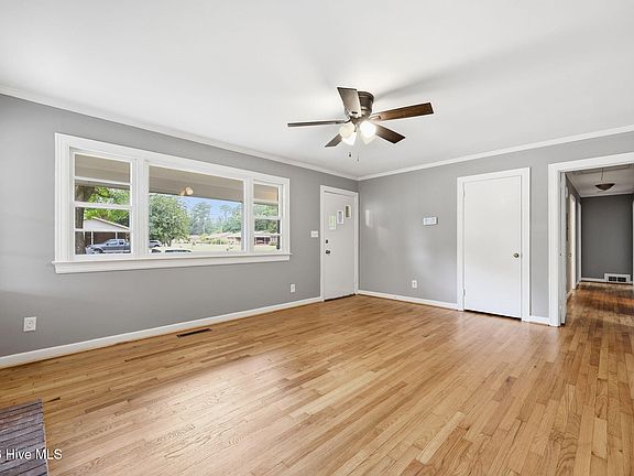 3rd image of 111 Alexander Circle