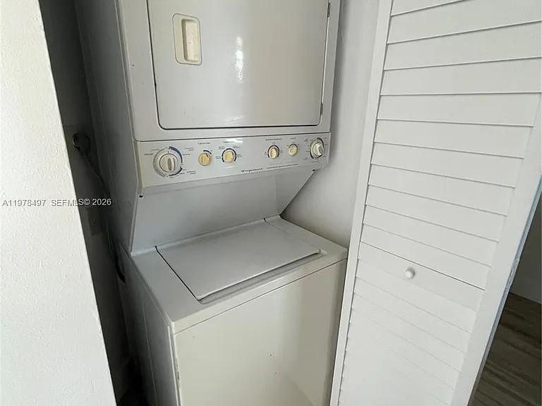 918 Twin Lakes Dr #8-M — Photo 7