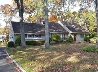 11 Birchwood Dr, Great River, NY 11739