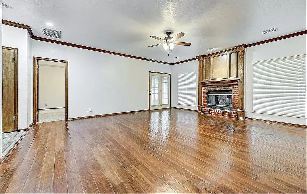 1701 Whispering Creek Dr — Photo 4