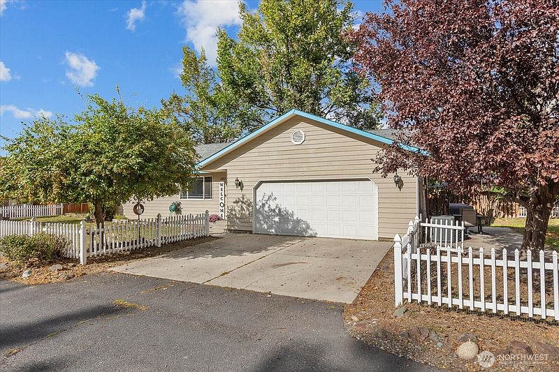 2nd image of 2307 N Ridgeview Lane