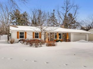 9725 Queen Rd, Bloomington, MN 55431