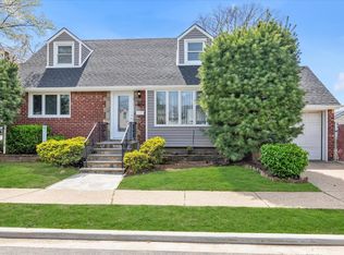 801 Mirabelle Ave, Westbury, NY 11590