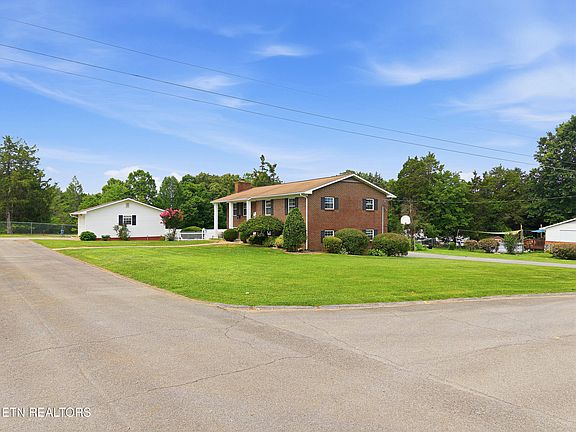 3rd image of 135 Colonial Cir