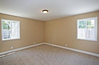 4th image of 582 N Bayview Ave