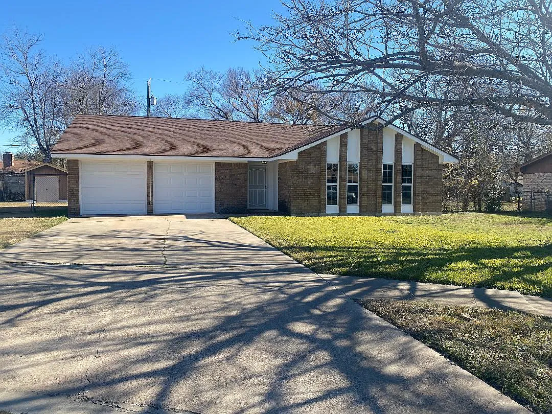 3 bed, 2.0 bath, 1304 sqft, $1,400 — Photo 1