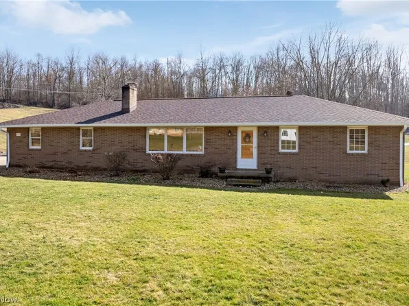 11780 Center Dr NE, Magnolia, OH 44643