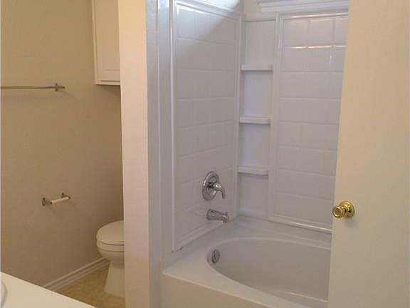 4th image of 501 Meadow Park Dr