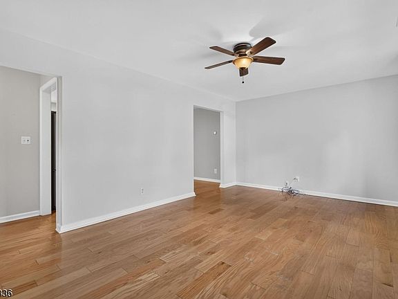 4th image of 42 Woodcrest Dr