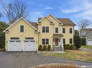 570 Unquowa Rd, Fairfield, CT 06824