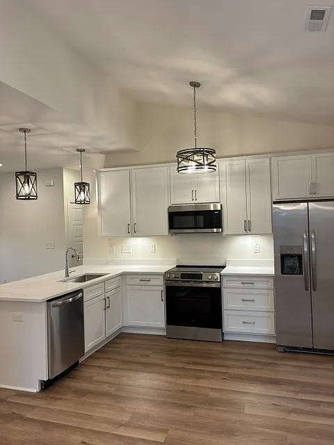 3 bed, 1350 sqft, $2,725 — Photo 4