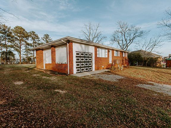 4th image of 1675 Stonebriar Dr NE